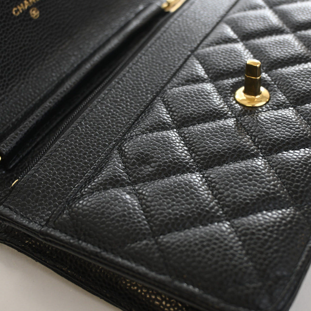 Pre-Owned Chanel Wallet On Chain Caviar Leather Turnlock WOC, gold hardware close-up