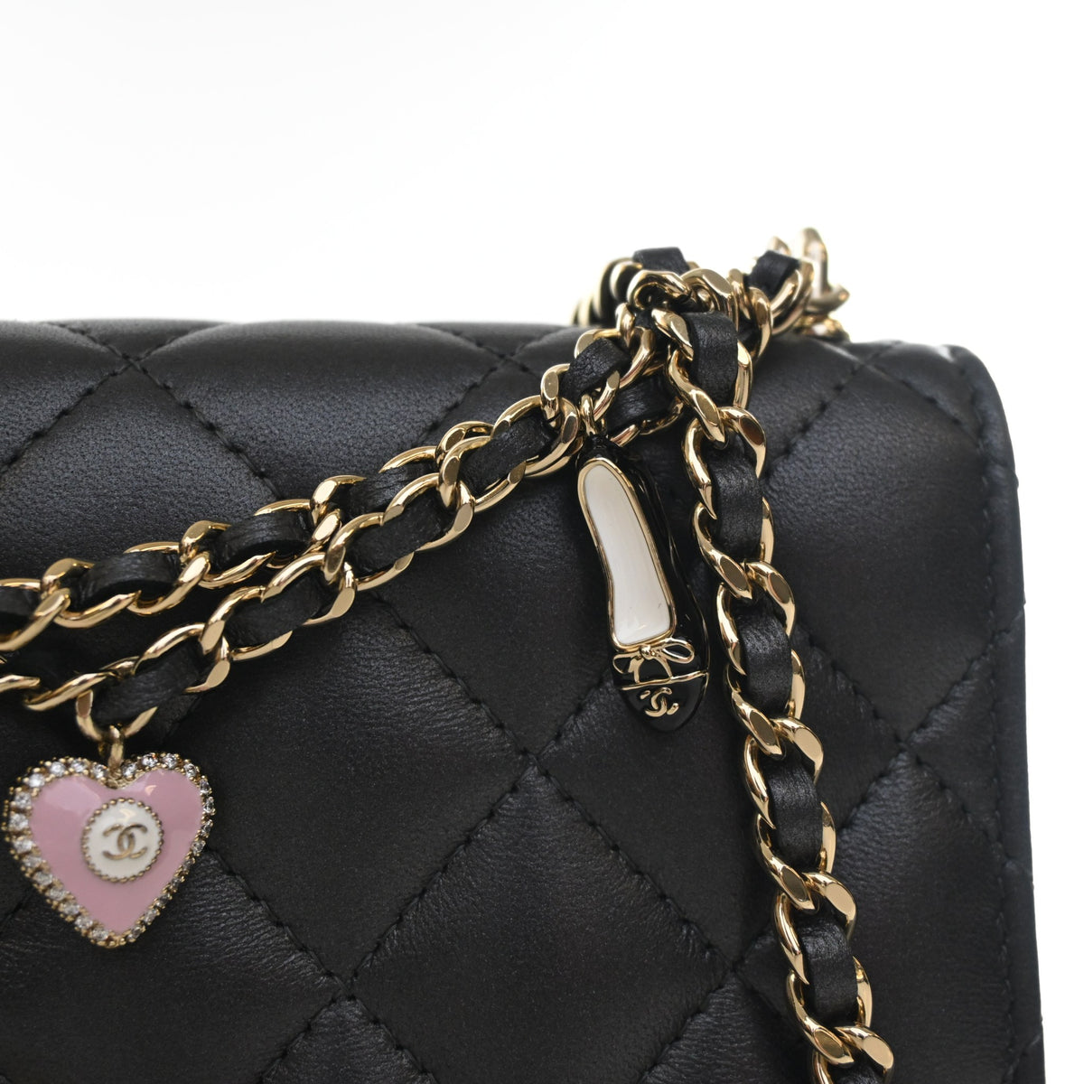Pre-Owned Chanel Wallet On Chain Pearly Lambskin Charms WOC, strap detail (3)