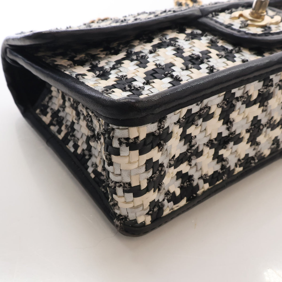 Pre-Owned Chanel Flap Bag Medium Mixed Fibers Classic Single, corner and edge detail