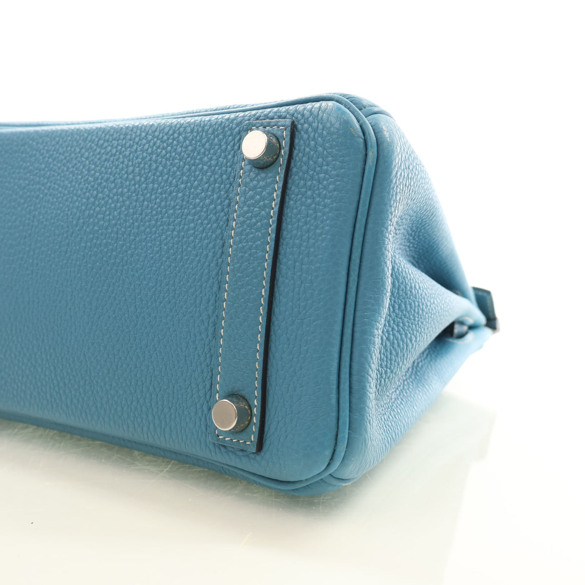 Pre-Owned Hermès Birkin 25 Bleu Jean Togo Leather, base and feet view, photo 8 of 22
