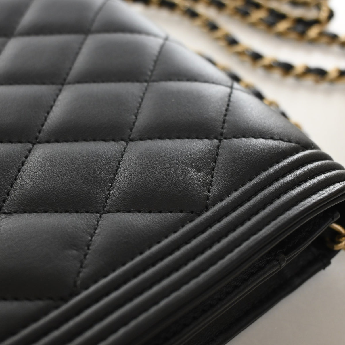 Pre-Owned Chanel Wallet On Chain Lambskin Boy WOC, gold hardware close-up