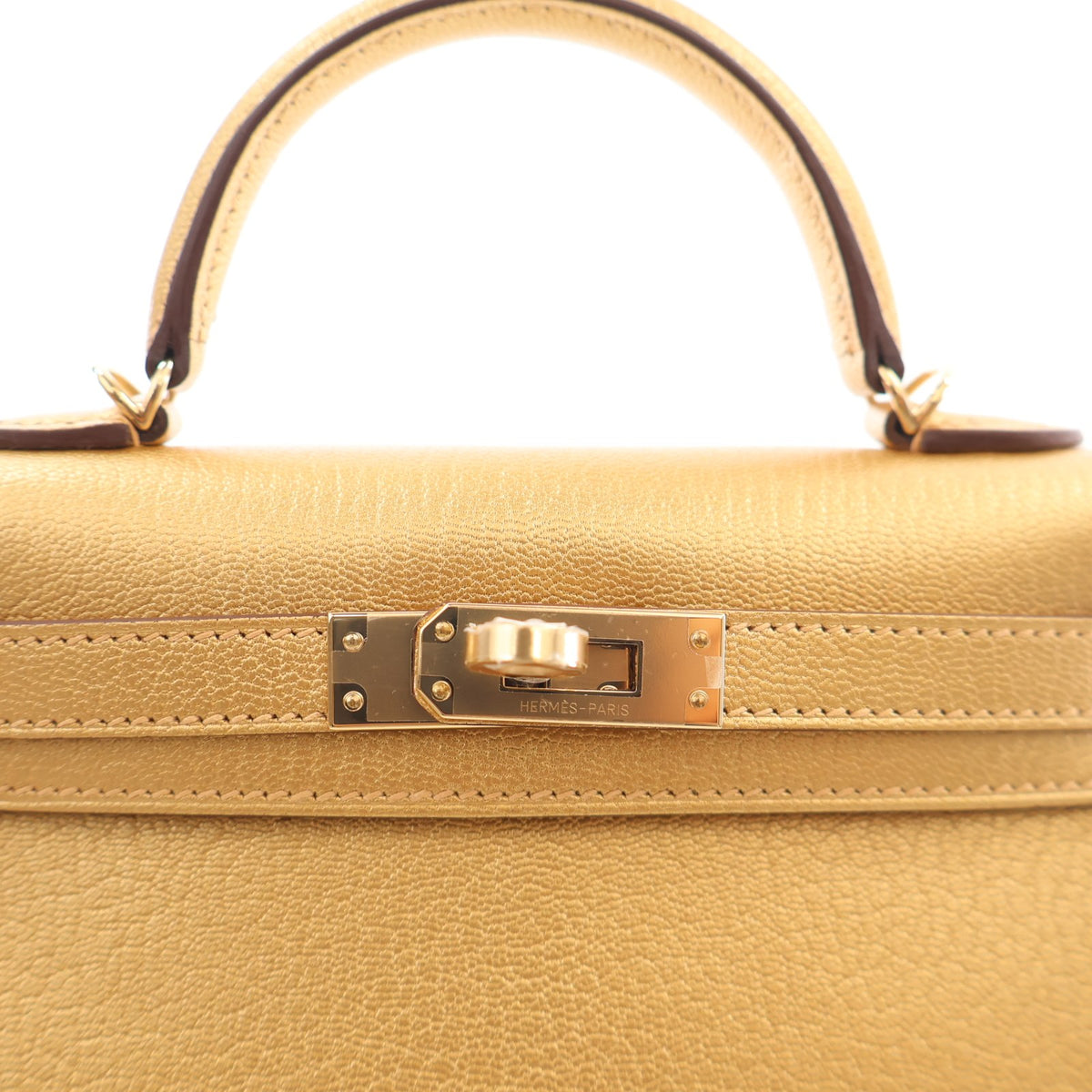 Pre-Owned Hermès Kelly Mini Dore Metallic Chevre Leather Chamkilight 20, gold hardware close-up