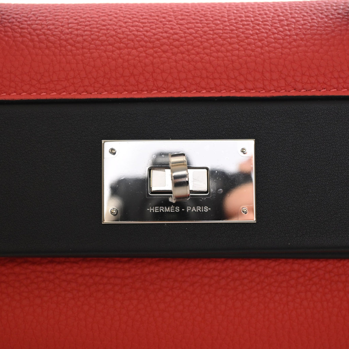 Pre-Owned Hermès 35 Rouge Pivoine Clemence Leather 24/24, silver hardware close-up