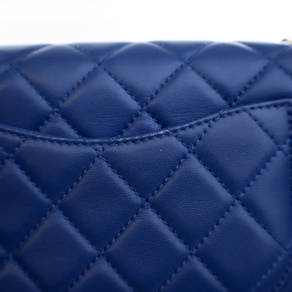 Pre-Owned Chanel Flap Bag Mini Lambskin Pearl Crush Rectangular, corner and edge detail, photo 16 of 18