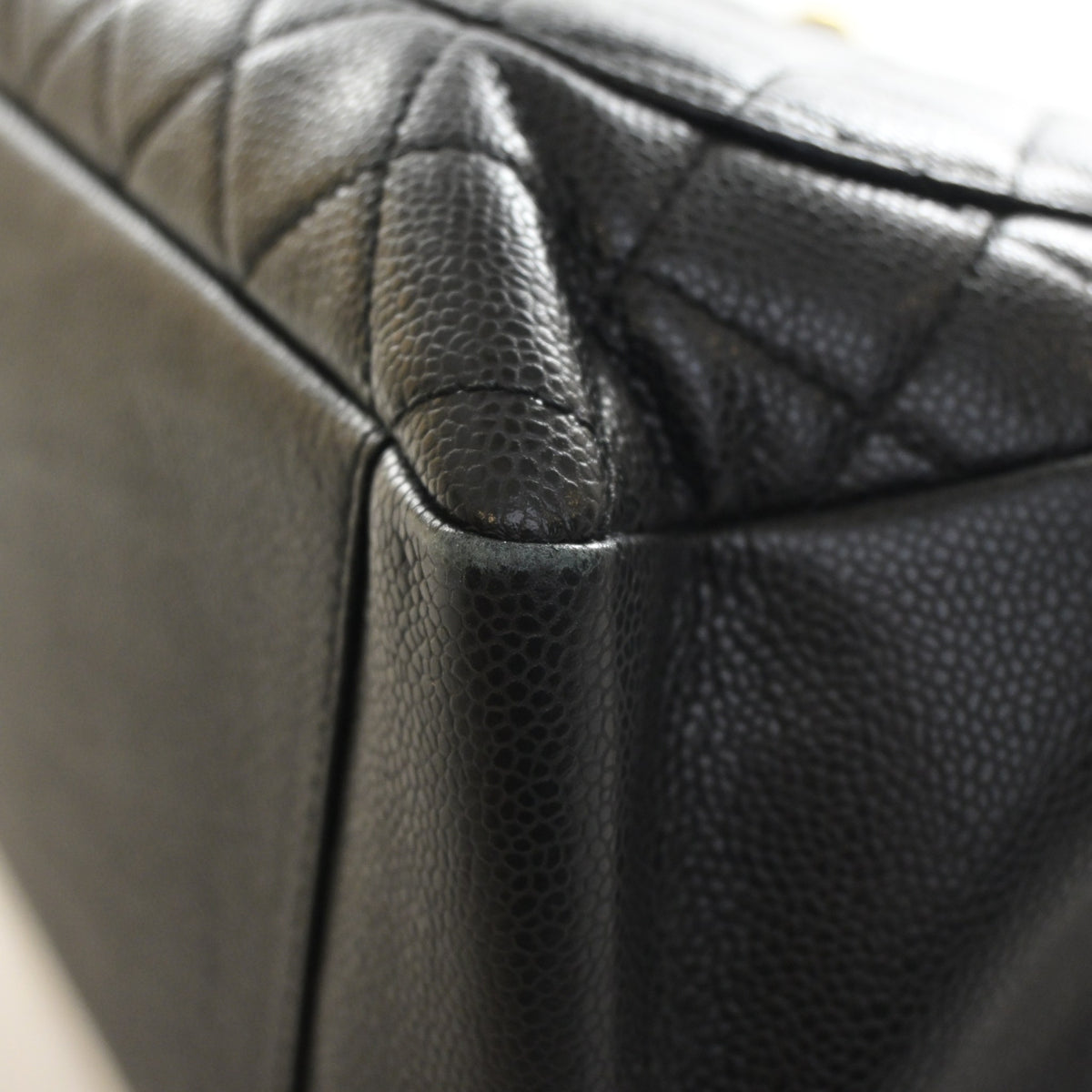 Pre-Owned Chanel Grand Shopping Tote Caviar Leather, corner and edge detail, photo 16 of 17