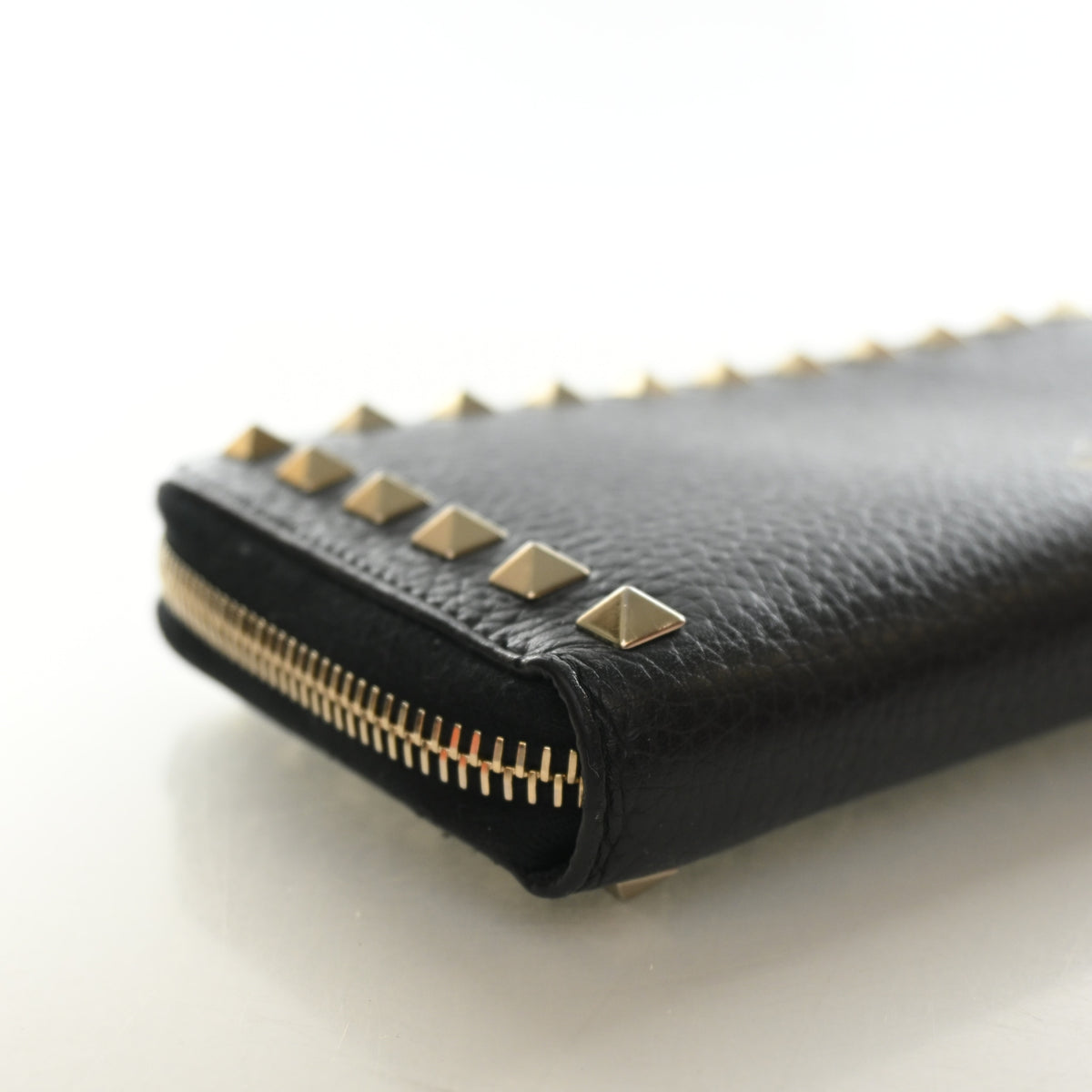 Pre-Owned Valentino Wallet Calfskin Rockstud Long, corner and edge detail