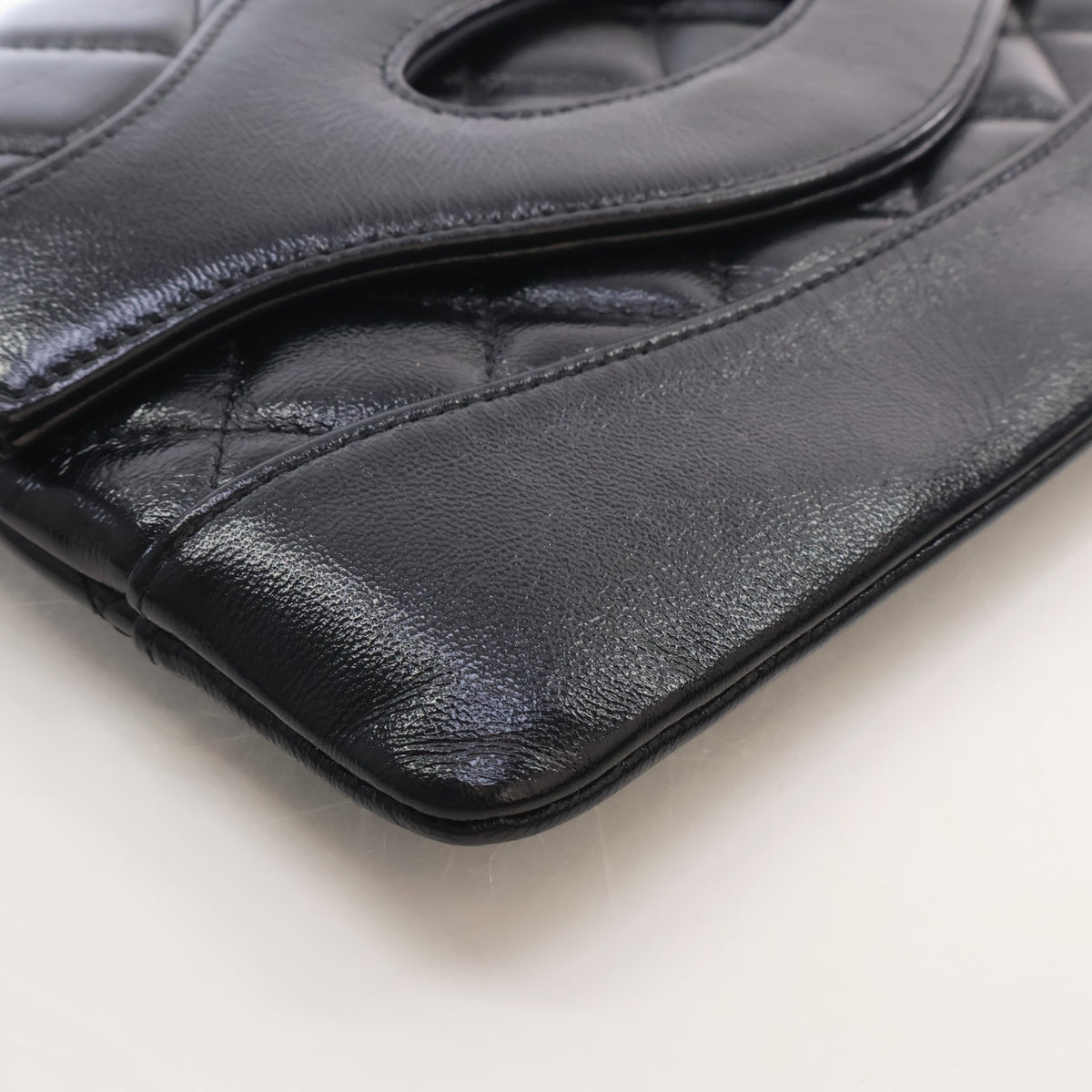 Pre-Owned Chanel Clutch Small Shiny Calfskin 31, corner and edge detail