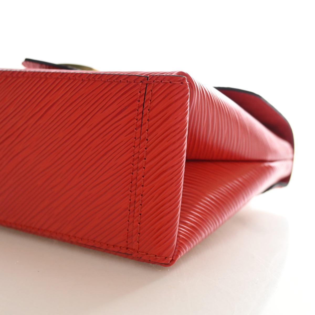 Pre-Owned Louis Vuitton Epi Leather Locky BB, base and feet view, photo 8 of 14