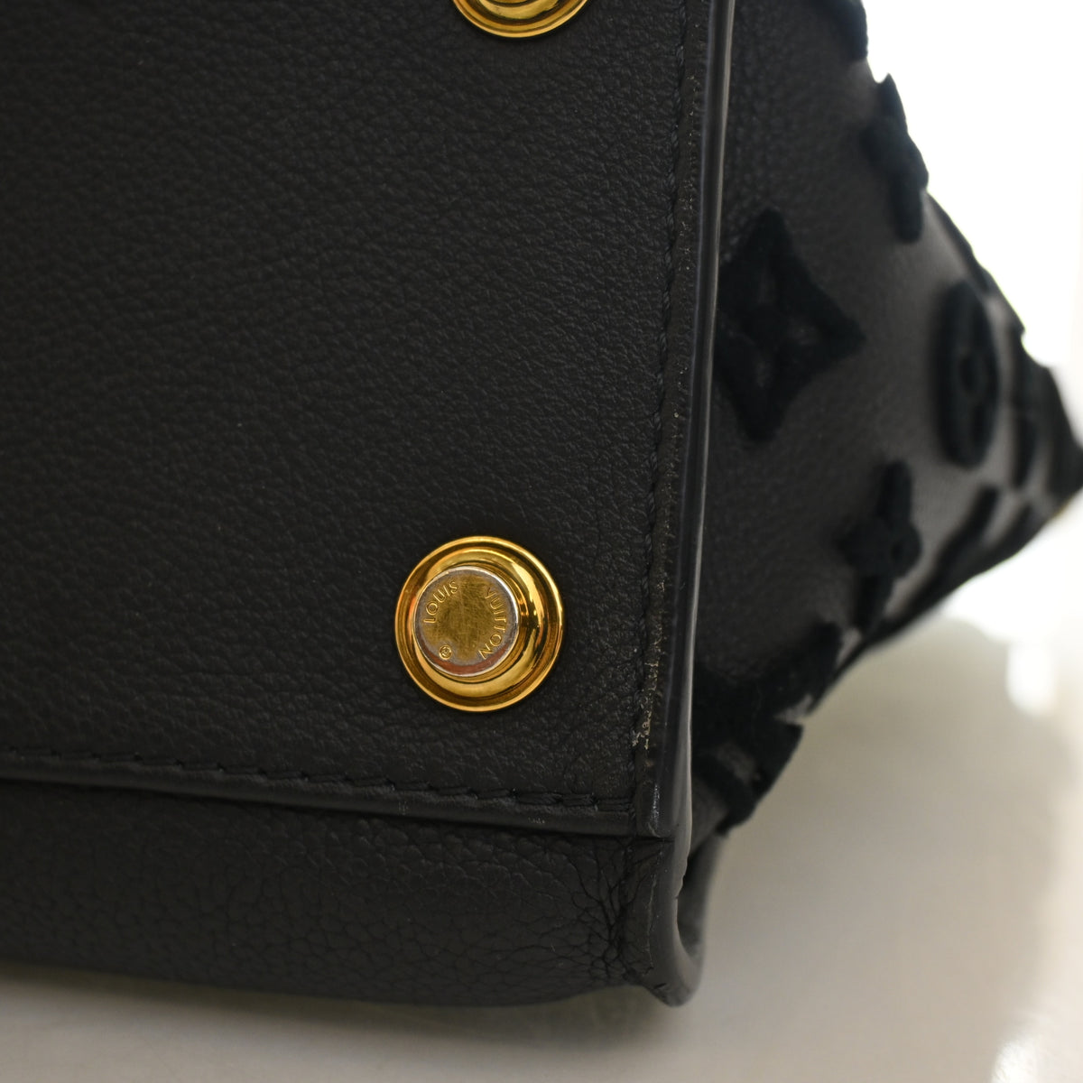 Louis Vuitton Calfskin On My Side MM, photo 17 of 18