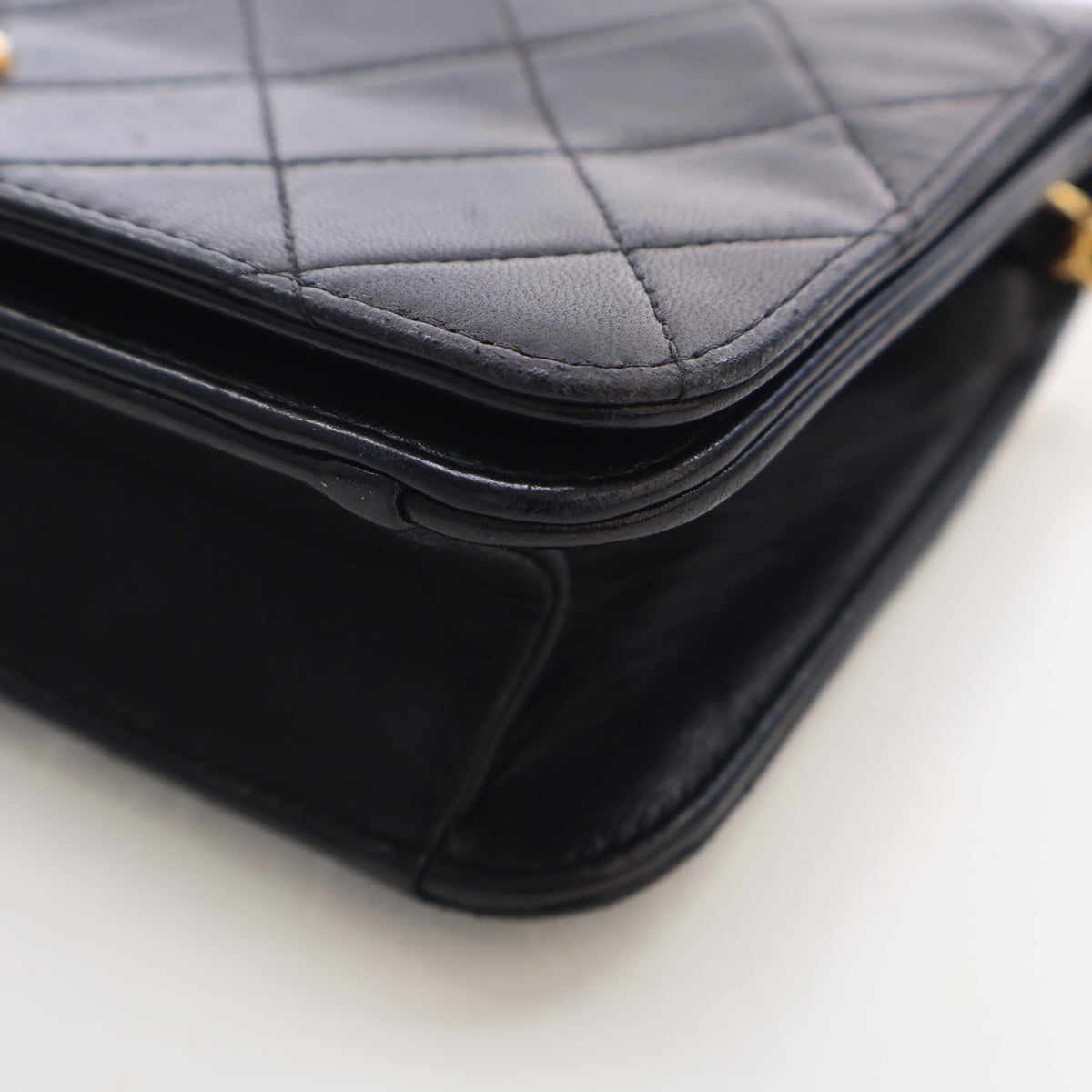 Vintage Chanel Shoulder Bag Small Lambskin Matelasse, corner detail