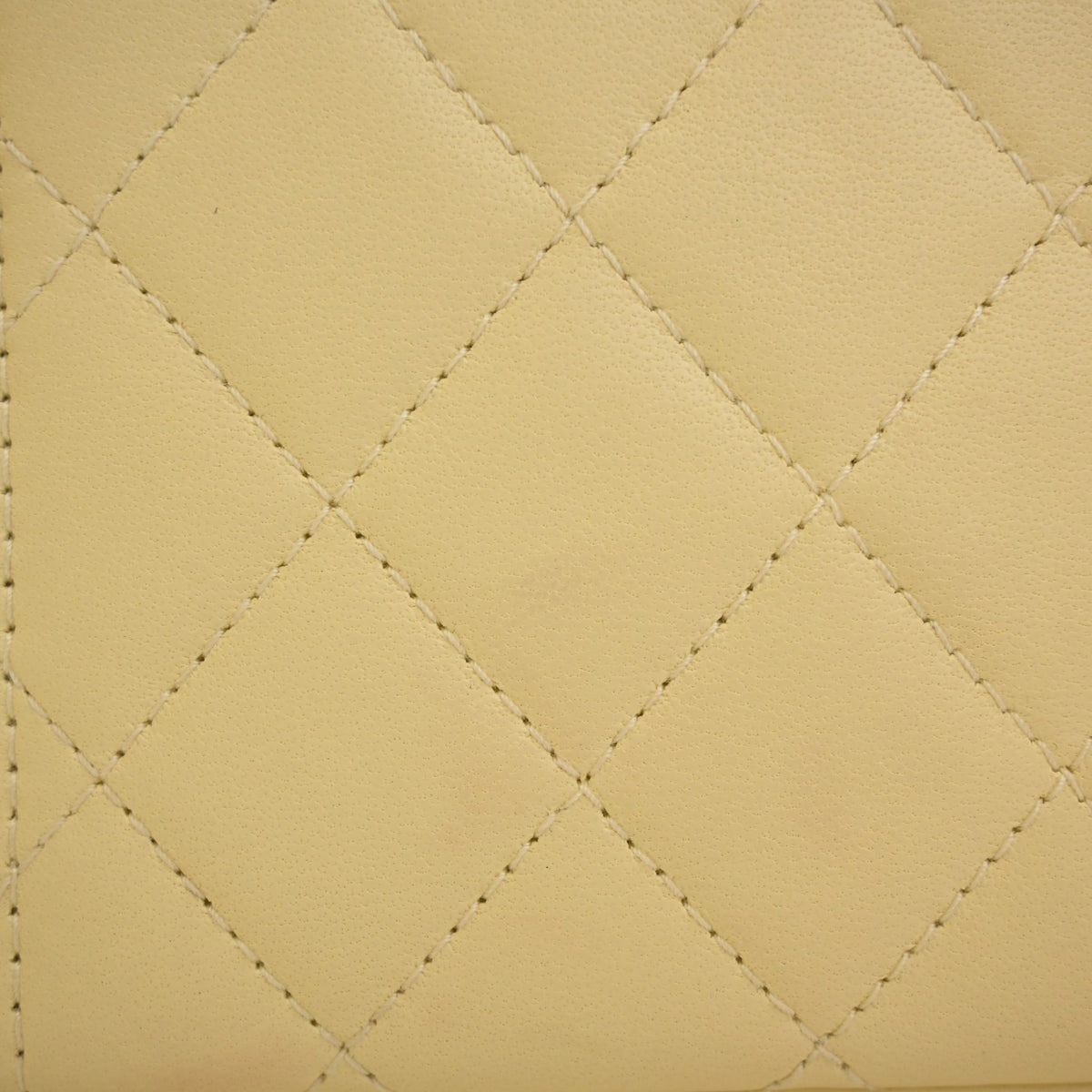 Pre-Owned Chanel Vanity Small Lambskin Pearl Crush, detail view