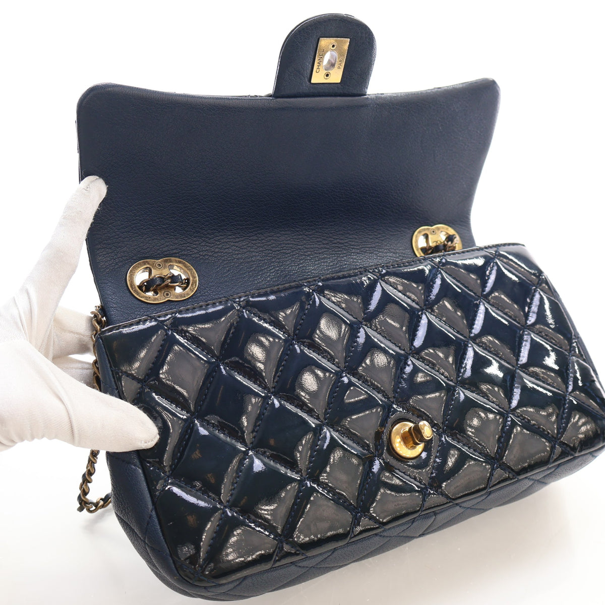 Pre-Owned Chanel Flap Bag Medium Patent Leather Classic Single, open interior
