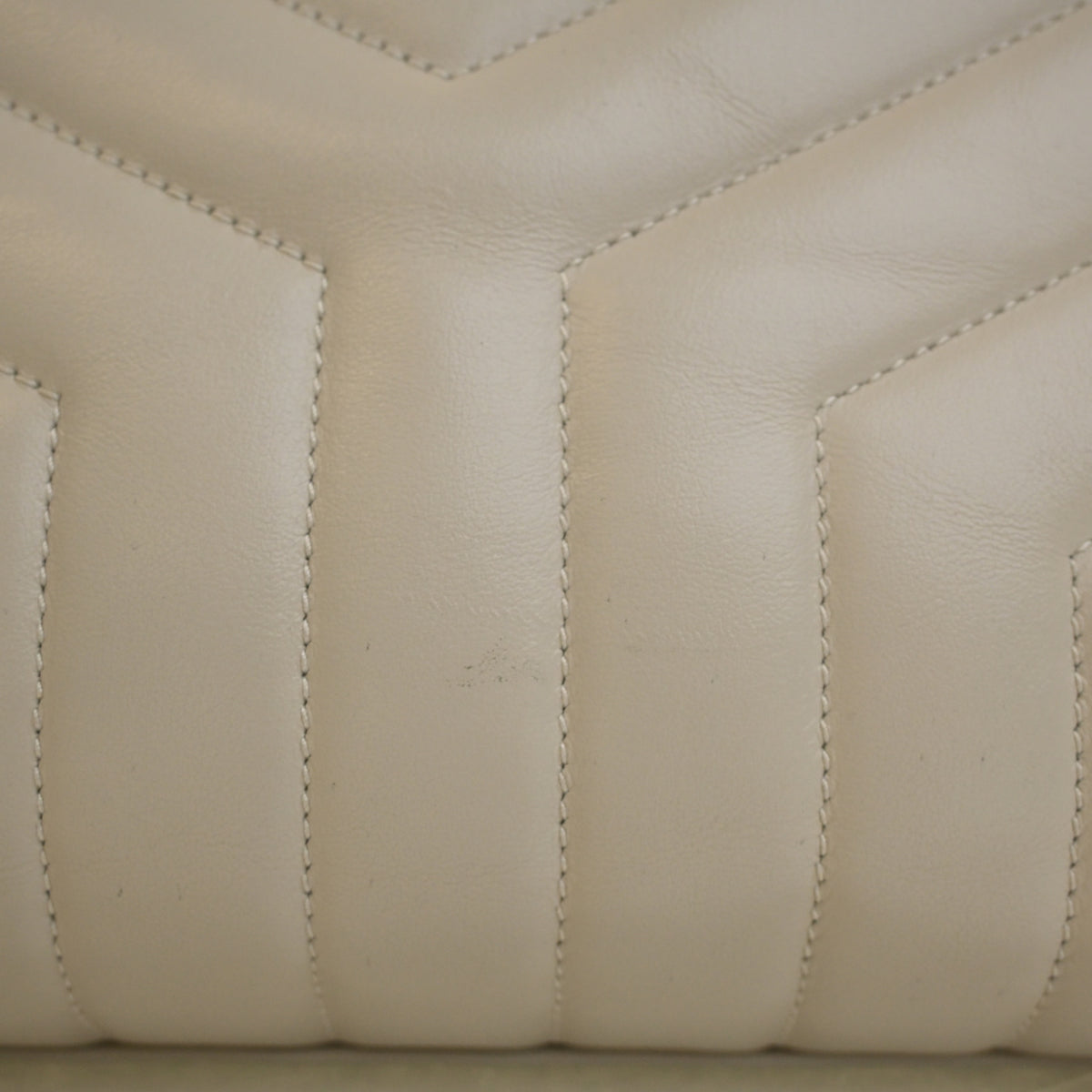 Pre-Owned Saint Laurent Loulou Medium Calfskin, corner and edge detail