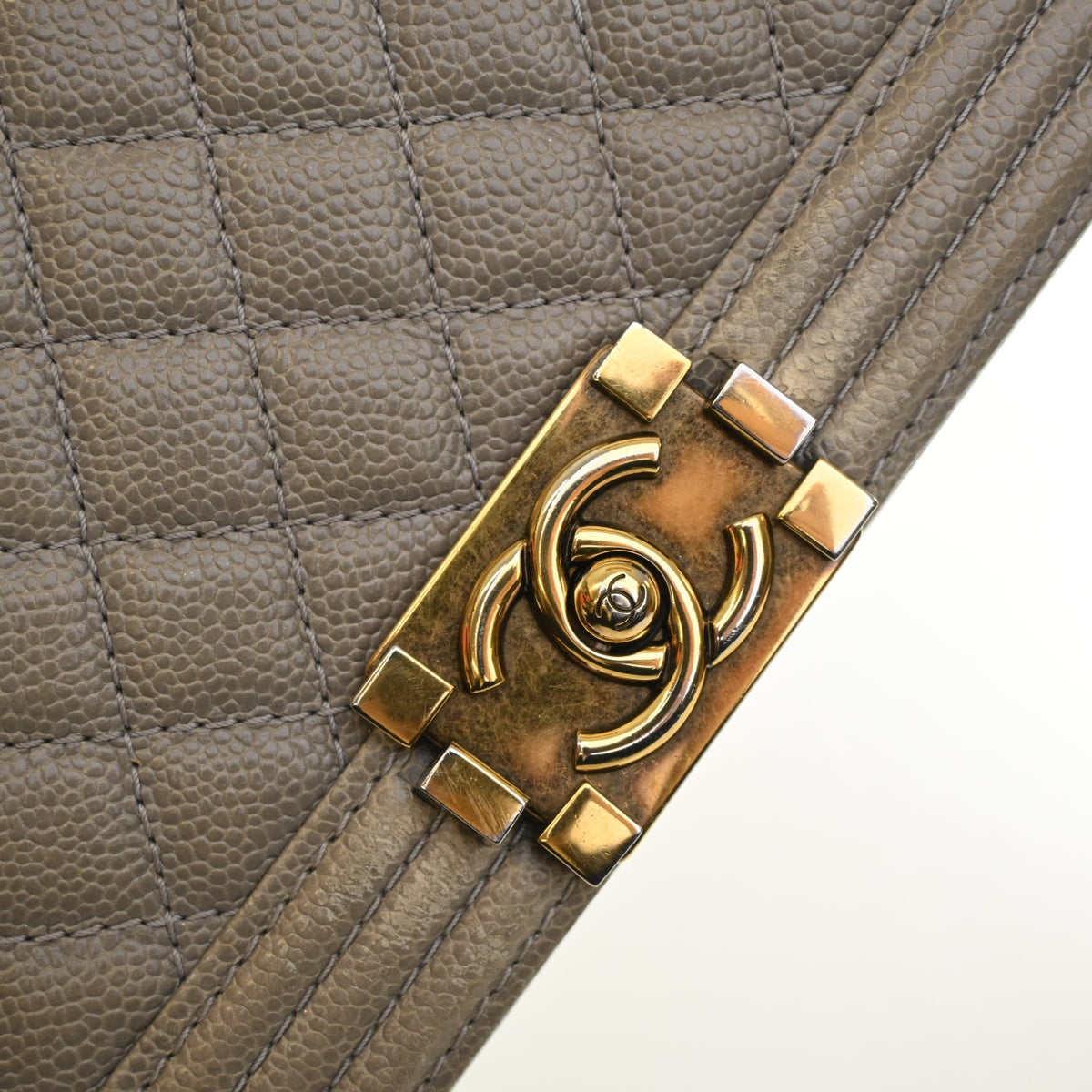 Pre-Owned Chanel Boy Bag Medium Caviar Leather, gold hardware close-up, photo 4 of 22