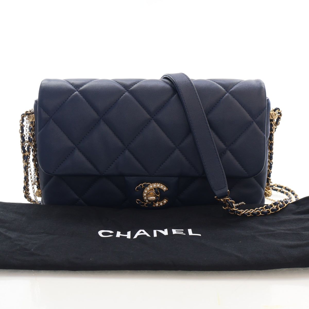 Pre-Owned Chanel Flap Bag Medium Lambskin Chain, flat lay