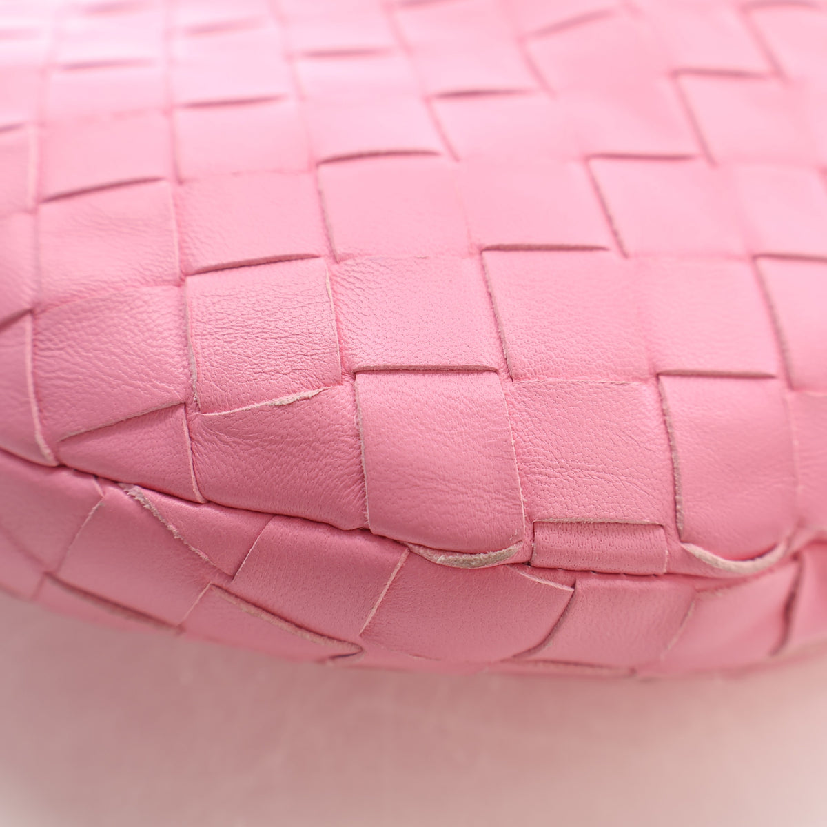 Pre-Owned Bottega Veneta Jodie Mini Intrecciato Nappa Leather, corner and edge detail, photo 13 of 16